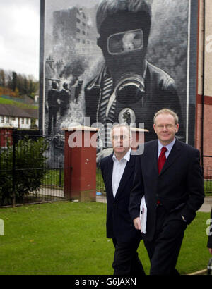 Martin McGuinness, avec Raymond McCartney, membre de Londonderry Sinn Fein, en route pour apporter la preuve de son deuxième jour à l'enquête Saville, qui enquête sur les événements entourant la marche de 1972 lorsque 13 civils non armés ont été tués par balles par des membres du Régiment de parachutistes. * M. McGuinness est soumis à une pression intense de la part de l'enquête Saville pour révéler l'emplacement des maisons sûres de l'IRA utilisées le dimanche sanglant après avoir été lourdement critiqué pour avoir refusé des divulguer. Banque D'Images