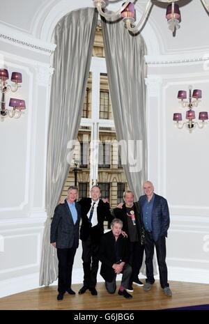 (Gauche-droite) Michael Palin, Eric Idle, Terry Jones, Terry Gilliam et John Cleese annoncent leurs nouveaux plans pour Monty Python à l'hôtel Corinthia à Londres. Banque D'Images