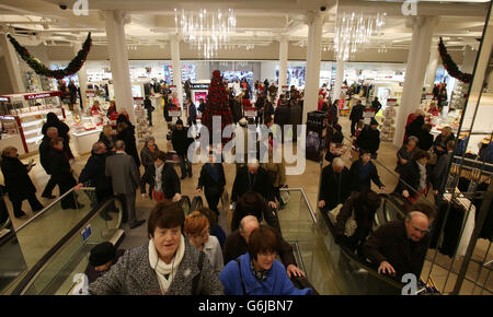 Clerys à O'Connell Street, Dublin, rouvre pour les acheteurs juste à temps pour la période de Noël après avoir été fermé en juillet après une inondation. Une section du toit du magasin est tombée lors de la pluie torrentielle et des orages en juillet et 86 employés ont ensuite été temporairement mis à pied pendant au moins quatre semaines pour permettre des réparations. Banque D'Images