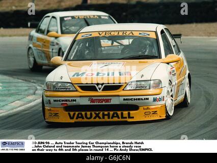 30-JUN-96, Auto Trader Touring car Championships, Brands Hatch ..John Cleland et son coéquipier James Thompson ont une course régulière sur leur chemin à la 4e et 5e place dans la ronde 14 Banque D'Images