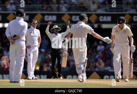 Graeme Swann, en Angleterre, réagit après que George Bailey (à droite), en Australie, ait atteint six fois le troisième jour du premier Ashes Test au Gabba, à Brisbane, en Australie. Banque D'Images