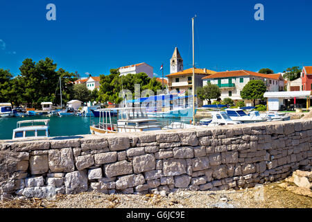 Sveti Filip i Jakov village waterfront view, Dalmatie, Croatie Banque D'Images