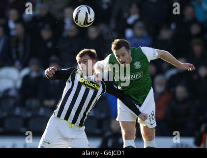 Paul McGowan de St Mirren (à gauche) et Alan Maybury de Hibernian se battent pour le ballon lors du match de Premiership écossais à St Mirren Park, Paisley. Banque D'Images