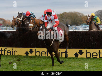 NUTS N Bolts et le jockey Peter Buchanan sur le chemin de la victoire dans le Betfair engage £40 millions à British Racing Chase pendant le Betfair Chase Festival au Haydock Park Racecourse, Newton-le-Willows. Banque D'Images