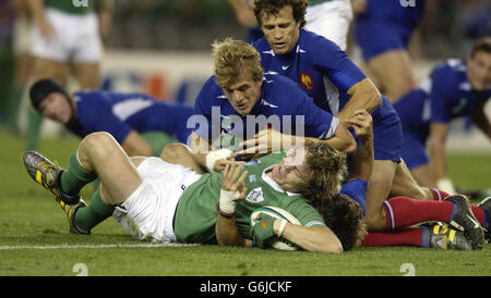 Brian O'driscoll passe à la dernière tentative de l'Irlande lors de sa défaite de 43-21 au championnat du monde de rugby quart-finale au Telstra Dome, Melbourne, Australie. Banque D'Images