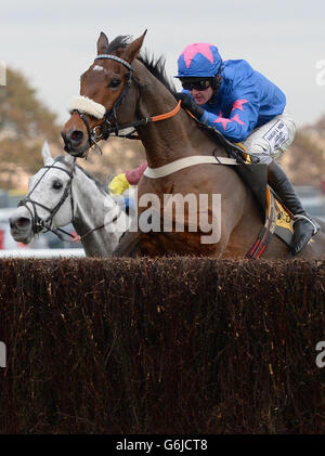 CUE Card et Joe Tizzard (à côté) sur le chemin de la victoire dans le Betfair Chase lors du festival Betfair Chase au champ de courses de Haydock Park, Newton-le-Willows. Banque D'Images