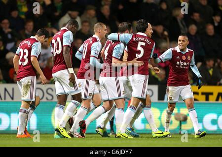 Ravel Morrison de West Ham United (tout à droite) célèbre avec ses coéquipiers après avoir marquant le premier but de son côté du jeu Banque D'Images