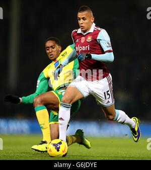 Football - Barclays Premier League - Norwich City / West Ham United - Carrow Road.Leroy Fer de Norwich City (à gauche) et Ravel Morrison de West Ham United pour le ballon Banque D'Images