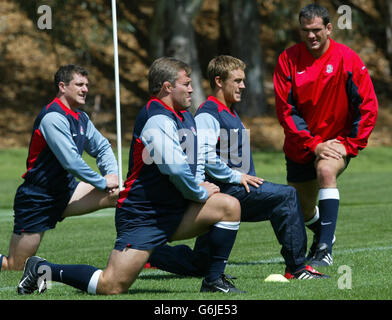 Les joueurs d'Angleterre (G-D) Paul Grayson, Jason Leonard, Jonny Wilkinson et Martin Johnson s'étirent pendant leur entraînement au Scotch College de Melbourne, en Australie, avant leur match du Pool C contre les Samoa dimanche. AUCUNE UTILISATION DE TÉLÉPHONE MOBILE. LES SITES INTERNET PEUVENT UTILISER UNE IMAGE TOUTES LES CINQ MINUTES PENDANT LE MATCH. Banque D'Images