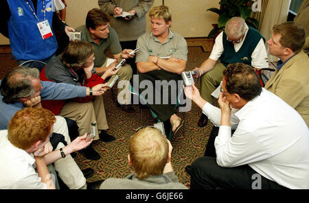 Brian O'Driscoll est interviewé par les médias lors de la conférence de presse de l'Irlande à l'hôtel Hilton d'Adélaïde, avant le match de la coupe du monde de rugby avec l'Argentine ce week-end. Banque D'Images