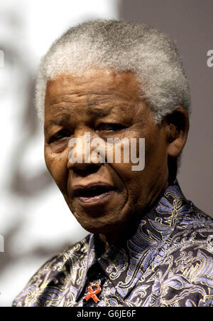 Nelson Mandela lors du lancement d'une nouvelle initiative caritative de lutte contre les problèmes de sida et de VIH dans le monde entier au Hilton de Londres. L'ancien président sud-africain a apporté son soutien à la campagne musicale en rejoignant des célébrités du monde de la musique pour lancer 46664, donner 1 minute de votre vie au SIDA, une campagne de sensibilisation et de collecte de fonds qui utilise son numéro de prison sur Robben Island. Banque D'Images