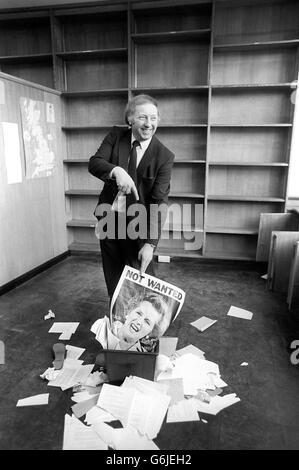 Le chef des mineurs Arthur Scargill montre à Mme Thatcher la voie qu'il a ouverte aujourd'hui au siège du syndicat à Londres.La National Union of Mineworkers déménage aujourd'hui à Sheffield dans un quartier temporaire, tandis que sa nouvelle maison est construite dans la ville. Banque D'Images