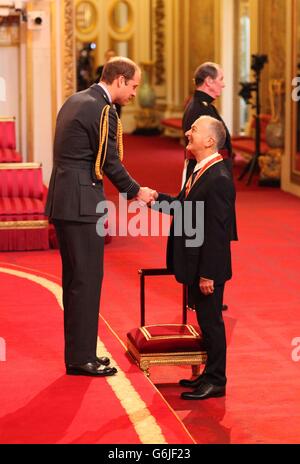 Sir Tony Robinson est chevalier par le duc de Cambridge lors d'une cérémonie d'investiture à Buckingham Palace, dans le centre de Londres. Banque D'Images