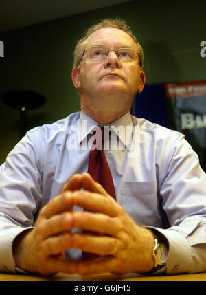 Sinn Fein négociateur en chef Martin McGuinness, s'adressant aux médias au siège de Sinn Fein à Belfast. Banque D'Images