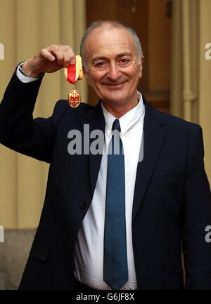 Sir Tony Robinson tient sa médaille après avoir été fait chevalier par le duc de Cambridge lors d'une cérémonie d'investiture à Buckingham Palace, dans le centre de Londres. Banque D'Images