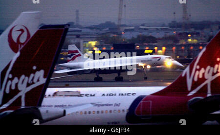 British Airways Concorde débarque à l'aéroport de Heathrow. Le dernier vol régulier de British Airways est demain, jeudi, sa flotte de Concorde est à la retraite après 27 ans de service commercial. Banque D'Images