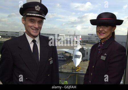 Paul Douglas, pilote de l'un des derniers Concorde à décoller de Heathrow avec son directeur du service des cabines, Lorraine Longdon, avant de décoller pour survoler le golfe de Gascogne et de retourner à Londres pour atterrir à quelques minutes du dernier vol régulier du Concorde au départ de New York. Banque D'Images