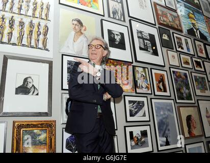 Paul Smith, concepteur de mode, pose pour des photographies à l'ouverture de sa nouvelle exposition « Bonjour, mon nom est Paul Smith » au Design Museum, Londres. L'exposition présente des centaines d'objets de l'archive personnelle des designers, y compris des photographies, des objets et de nombreux vêtements de ses dessins tout au long de sa carrière. Banque D'Images