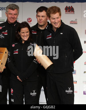 Le Prince Harry (à droite) pose avec l'équipe UK lors de la Marche à pied avec le départ blessé du South Pole Allied Challenge à Trafalgar Square, dans le centre de Londres. Banque D'Images