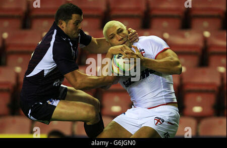 Ryan Hall en Angleterre et Clint Greenshields en France (à gauche) en action lors de la finale du quart de la coupe du monde au stade DW, Wigan. Banque D'Images