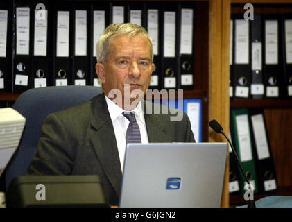 Lord Saville, Président de l'enquête du dimanche sanglant, au Guildhall de Londonderry. L'enquête reprend dans la ville après un sort à Londres. Banque D'Images