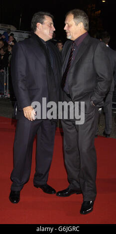 Les acteurs Starsky et Hutch Paul Michael Glaser (à gauche) et David Soul arrivent pour les National Television Awards annuels au Royal Albert Hall dans le centre de Londres. Banque D'Images