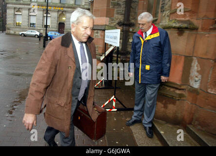 Lord Saville, président de l'enquête du dimanche sanglant, arrive au Guildhall de Londonderry. L'enquête reprend dans la ville après un sort à Londres. Banque D'Images