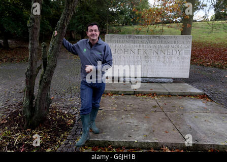 Geri Silverstone, porte-parole du National Trust, se trouve à côté du mémorial de l'ancien président américain John Kennedy, à Runnymede, près d'Egham, Surrey.Alors que le monde célèbre le 50e anniversaire de la mort de JFK, les commémorations britanniques se centreront sur une simple cérémonie de pose de couronnes au mémorial britannique dédié au président. Banque D'Images