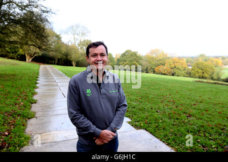 Geri Silverstone, porte-parole du National Trust à la mémoire de l'ancien président américain John Kennedy à Runnymede près d'Egham, Surrey. Alors que le monde célèbre le 50e anniversaire de la mort de JFK, les commémorations britanniques se centreront sur une simple cérémonie de pose de couronnes au mémorial britannique dédié au président. Banque D'Images