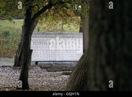 Le mémorial de l'ancien président américain John Kennedy à Runnymede près d'Egham, Surrey. Alors que le monde célèbre le 50e anniversaire de la mort de JFK, les commémorations britanniques se centreront sur une simple cérémonie de pose de couronnes au mémorial britannique dédié au président. Banque D'Images