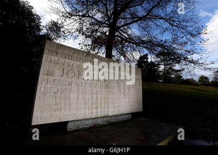 Le mémorial de l'ancien président américain John Kennedy à Runnymede près d'Egham, Surrey. Alors que le monde célèbre le 50e anniversaire de la mort de JFK, les commémorations britanniques se centreront sur une simple cérémonie de pose de couronnes au mémorial britannique dédié au président. Banque D'Images