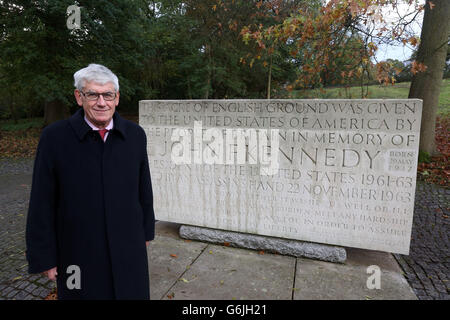 Le professeur Tony Badger, président du Kennedy Memorial Trust et maître de Clare College Cambridge, se trouve à côté du monument commémoratif de l'ancien président américain John Kennedy, à Runnymede, près d'Egham, Surrey. Alors que le monde célèbre le 50e anniversaire de la mort de JFK, les commémorations britanniques se centreront sur une simple cérémonie de pose de couronnes au mémorial britannique dédié au président. Banque D'Images