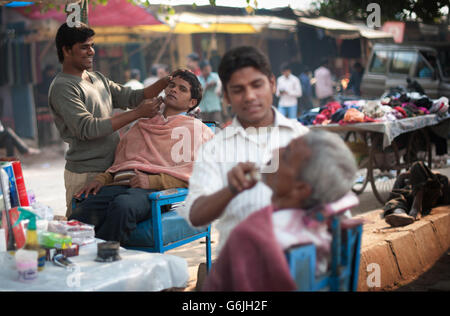 Image précédemment non publiée datée du 12/11/13 de commerçants, et les acheteurs au marché Chandni Chowk de Delhi dans la vieille ville de la capitale indienne vont au sujet de leurs affaires. Fondée par la princesse Jahanara, fille de l'empereur moghol Shah Jahan en 1650, et visitée par des marchands de Turquie, de Chine et de Hollande, elle vend tout de l'or, des perles, des tissus et des épices et demeure l'un des plus grands marchés de l'Inde. Banque D'Images