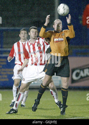 Paul Gascoigne est le ballon tout en jouant pour Wolverhampton Wanderers réserves contre Sunderland réserves, à Telford Buck Head Ground, Telford dans la FA Barclaycard Premier Reserve League North , aujourd'hui, mercredi 29 octobre 2003. Photos PA : Nick Potts Banque D'Images