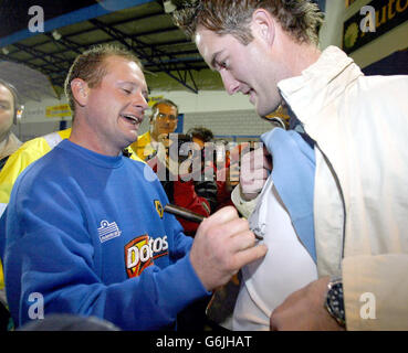 Paul Gascoigne signe des autographes pour les fans après avoir joué pour Wolverhampton Wanderers réserves contre Sunderland réserves au Buck Head Ground de Telford, Telford dans la FA Barclaycard Premier Reserve League North. Banque D'Images