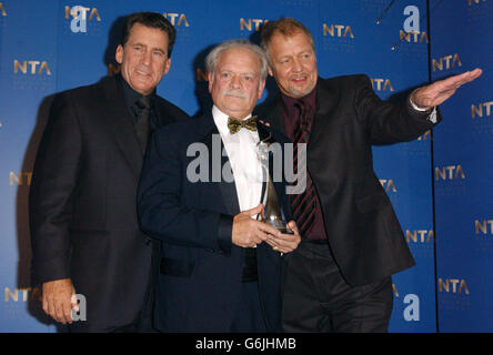 Acteur David Jason avec son prix pour le plus populaire drame de Touch of Frost lors des National Television Awards annuels au Royal Albert Hall dans le centre de Londres.Avec lui sont les acteurs Starsky et Hutch Paul Michael Glaser (à gauche) et David Soul. Banque D'Images