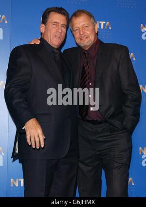 Les acteurs Starsky et Hutch Paul Michael Glaser (à gauche) et David Soul lors des National Television Awards annuels au Royal Albert Hall dans le centre de Londres. Banque D'Images