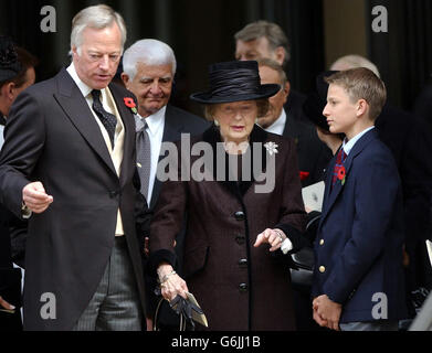 L’ancienne première ministre Lady Thatcher est réconfortée par son petit-fils Michael Thatcher et son fils Mark devant le service commémoratif de son défunt mari, Sir Denis Thatcher, dans la chapelle des gardes, Birdcage Walk, Londres. Sir Denis est mort en juin, 88 ans ayant subi une chirurgie cardiaque majeure six mois plus tôt, d'où il a été pensé qu'il avait fait un bon rétablissement. Banque D'Images