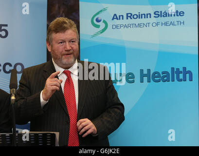 Le ministre irlandais de la Santé, James Reilly, tient une conférence de presse dans les bâtiments du gouvernement, alors qu'il annonce l'approbation des chefs de projet de loi pour des mises en garde plus importantes sur la santé des paquets de tabac. Banque D'Images