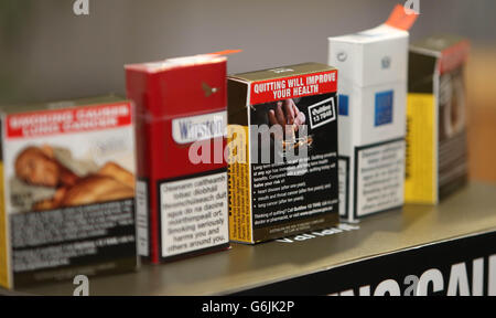 Les nouveaux paquets de cigarettes Banque D'Images