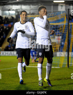 Le Raheem Sterling d'Angleterre (à droite) célèbre avec Tom ince après avoir marqué le deuxième but du jeu contre Saint-Marin. Banque D'Images