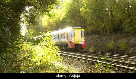 Un train du Sud-Ouest à Surrey, comme la stratégie de Network Rail de dégager les feuilles des lignes semble avoir payé. Le problème persistant des feuilles mortes qui collent aux pistes et causent le chaos des voyages a été une plaisanterie douloureuse mais longue mais avec la pluie et les vents forts au cours du week-end, Le réseau ferroviaire employait plus de 30 véhicules polyvalents (MPV) pour faire fonctionner du sandite - une concoction de sable et de colle - sur des milliers de kilomètres de ligne pour gratter le paillis. 31/03/2004 les passagers ferroviaires pourraient bientôt obtenir des chiffres de ponctualité de train qui se rapportent plus étroitement à leurs voyages quotidiens Banque D'Images