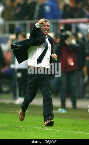 L'entraîneur grec Fernando Santos célèbre la victoire et la qualification pour les finales de la coupe du monde à la fin du match Banque D'Images