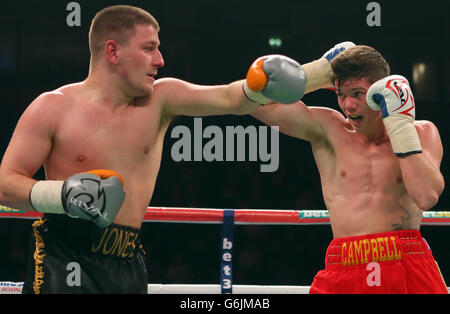 Luke Campbell (à droite) en action avec Chuck Jones dans leur combat léger au téléphone 4u Arena, Manchester. Banque D'Images