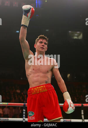 Luke Campbell célèbre la défaite de Chuck Jones dans leur combat léger à la Phone 4u Arena, Manchester. Banque D'Images