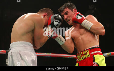 Anthony Crolla (à droite) en action avec Stephen Foster dans leur WBO Inter-Continental Lightweight Title combat à la Phone 4u Arena, Manchester. Banque D'Images