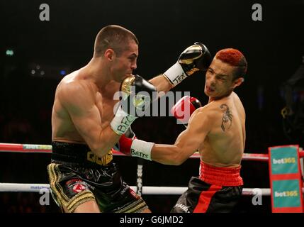 Scott Quigg (à gauche) en action avec Diego Oscar Silva dans leur WBA World Super Bantamweight Title combat au Phone 4u Arena, Manchester. Banque D'Images