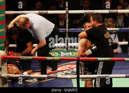Scott Quigg (deuxième à droite) après avoir battu Diego Oscar Silva dans leur WBA World Super Bantamweight Title combat au Phone 4u Arena, Manchester. Banque D'Images