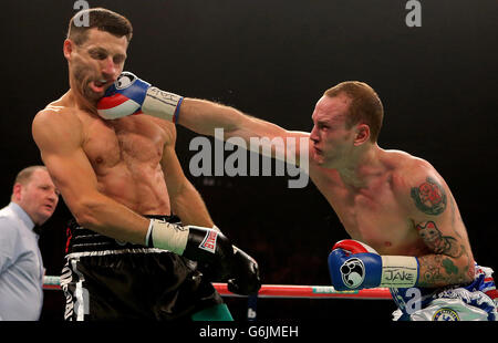 George Groves (à droite) poinçons Carl Froch pendant le combat WBA et IBF Super Middlewhuit Title au Phone 4u Arena, Manchester. Banque D'Images