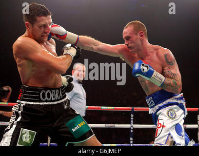 Boxe - WBA et IBF Super Middlewhuit titre - Carl Froch v George Groves - téléphones 4u Arena.George Groves (à droite) poinçons Carl Froch pendant le combat WBA et IBF Super Middlewhuit Title au Phone 4u Arena, Manchester. Banque D'Images